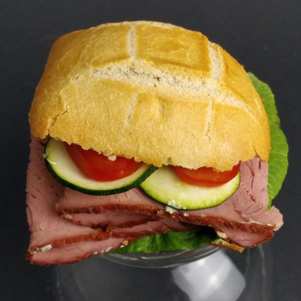 Feinschmecker-Sandwichbrötchen, üppig belegt mit Pastrami vom Rind