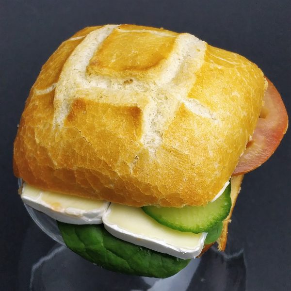 Feinschmecker-Sandwichbrötchen, üppig belegt mit Camembert