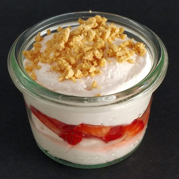 Erdbeer-Sahne-Creme mit Crunch