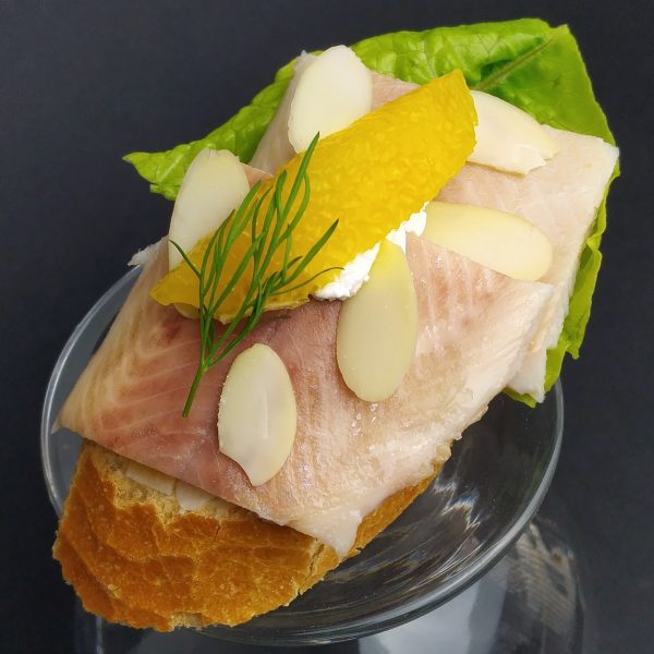 Cocktail-Canapés mit geräuchertem Forellenfilet und Mandeln, hochwertig dekoriert