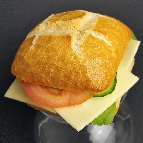 Feinschmecker-Sandwichbrötchen, üppig belegt mit Goudakäse