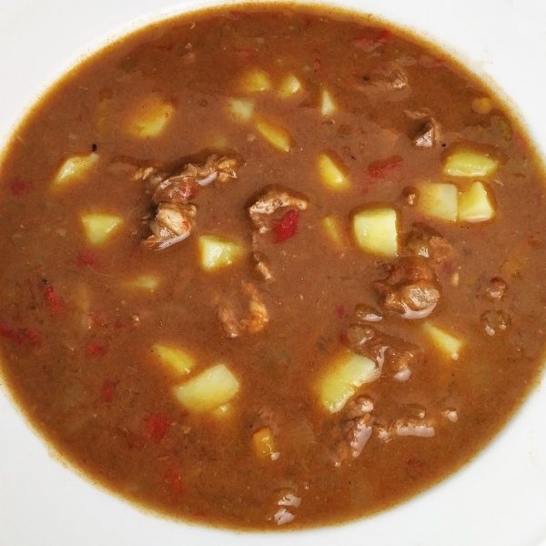 Ungarische Gulaschsuppe mit Rindfleisch