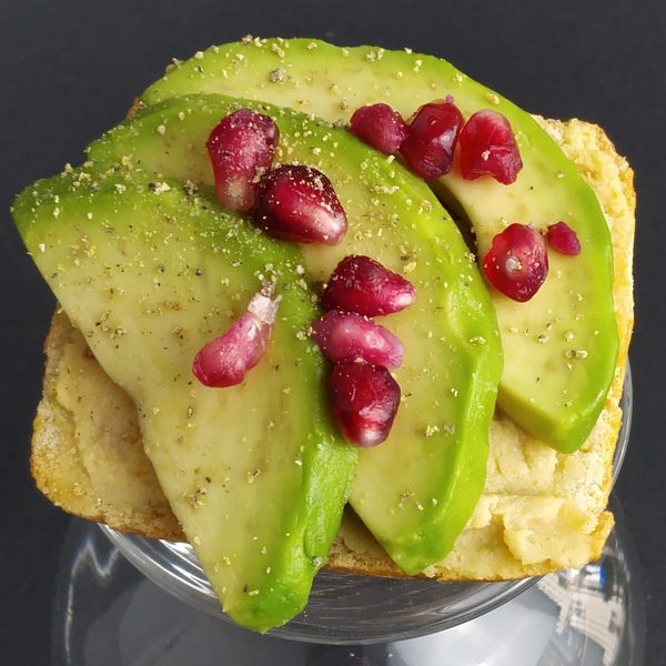 Halbe Partybrötchen mit Hummuscreme, Avocado, Granatapfelkerne