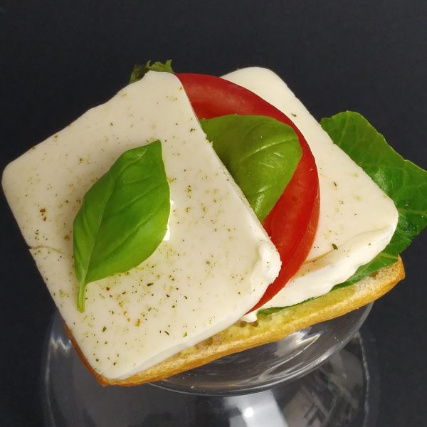 Halbe Partybrötchen mit Tomate-Mozzarella