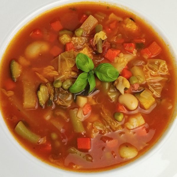 Minestrone mit frischem Gemüse und Bohnen