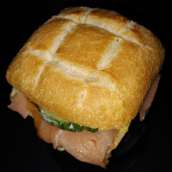 Feinschmecker-Sandwichbrötchen, üppig belegt mit Graved Lachs