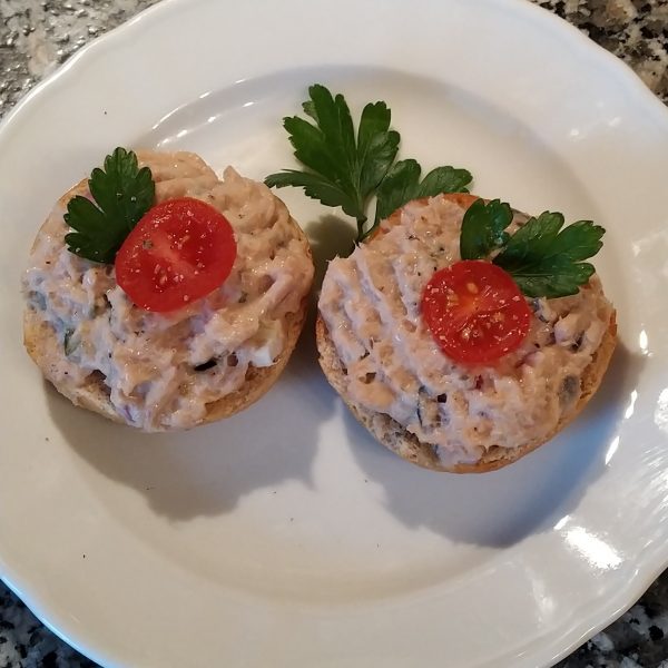 Brötchenkonfekt mit Tunfischcreme