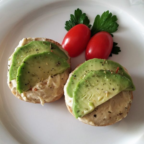 Brötchenkonfekt mit Hummuscreme und Avocado