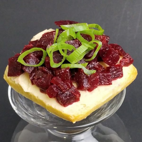 Halbe Partybrötchen mit Hummuscreme und rote Bete-Tatar